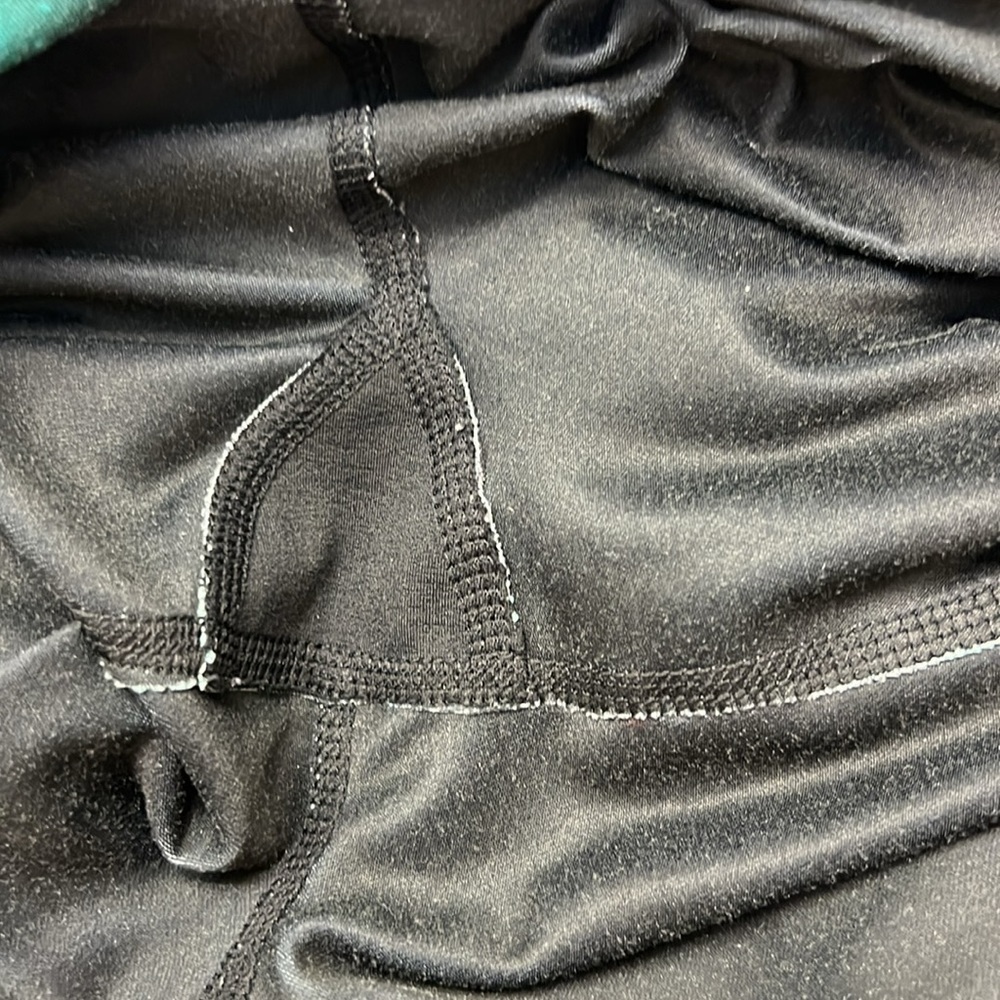 Alo crop leggings Sz S Black & Green w/white flashes, inseam 19" waist 14.5” - Picture 8 of 8